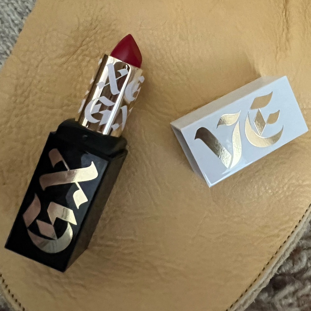 GXVE BY GWEN STEFANI Anaheim Shine Clean High-Performance Satin Lipstick